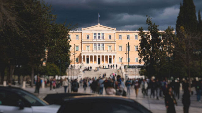 Δημοσκόπηση: Ανακατεύουν την τράπουλα Τσίπρας, Καρυστιανού και Σαμαράς