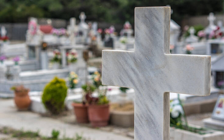 Κοιμητήριο Νέας Λαμψάκου: Ο τοίχος κατέρρευσε — μαζί και οι δικαιολογίες