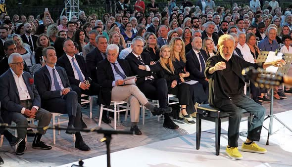 Μόλις ήρθε το νέο τραγούδι του Ξαρχάκου… την «κοπάνησαν»!