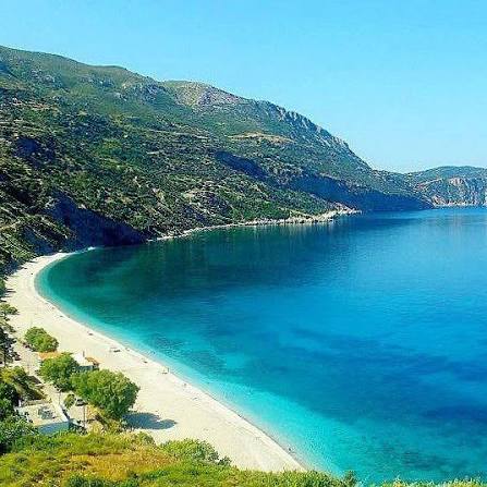 Κορασίδα Εύβοιας: Η παραλία με τα λευκά «κουφέτα» και τα τιρκουάζ νερά