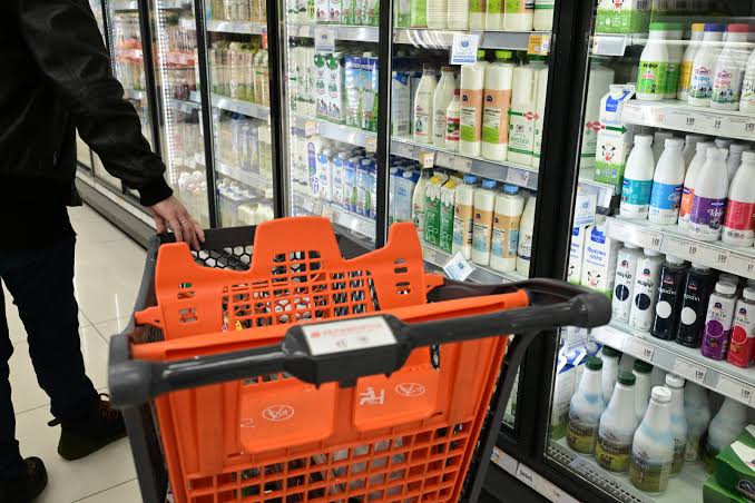 Η κυβέρνηση θυμήθηκε την ακρίβεια – Και τώρα εμπορεύεται ακόμη και τα δικαιώματα