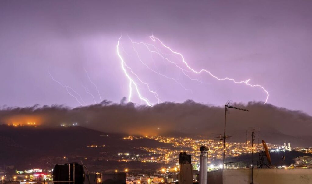 Κεντρική Εύβοια: Κεραυνοί άναψαν τρεις φωτιές στον Δήμο Διρφύων – Μεσσαπίων