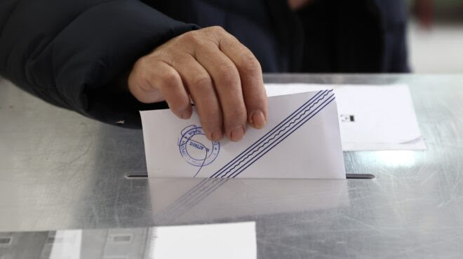 Δημοσκόπηση: Εννέα κόμματα στη Βουλή και κυβέρνηση συνεργασίας υπό όρους