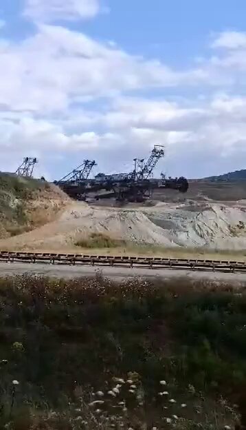 Η ΔΕΗ δεν ανατίναξε μόνο εκσκαφείς — ανατίναξε μνήμη, περιουσία και αξιοπρέπεια