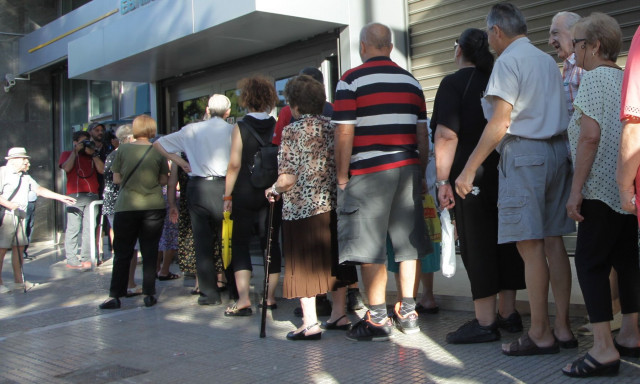 Πλεόνασμα από τον ιδρώτα των συνταξιούχων, πάγωμα στις επικουρικές: 90 εκατ. ευρώ μπαίνουν, αυξήσεις δεν βγαίνουν