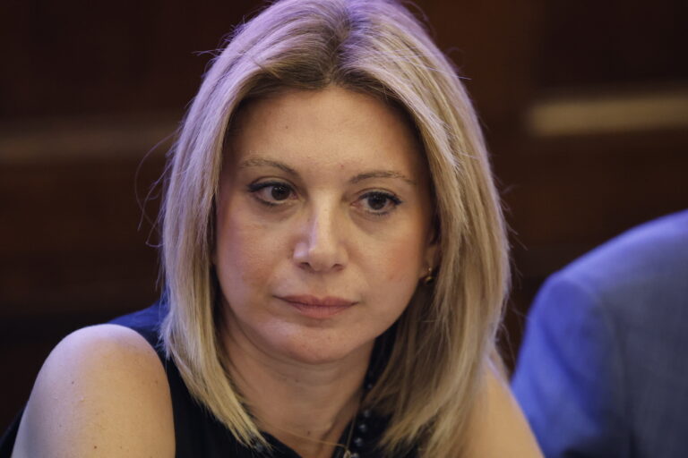 Τους ήθελαν ευγνώμονες, όχι όρθιους: γιατί η Καρυστιανού τους χαλάει το αφήγημα