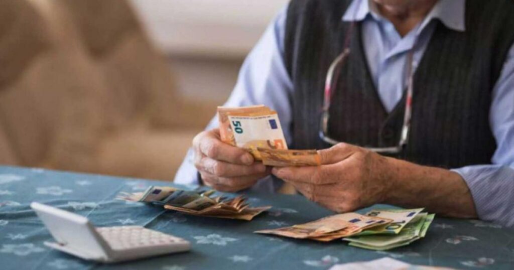888 εκατ. ευρώ από τις συντάξεις: Η κυβερνητική «ανταποδοτικότητα» τελειώνει εκεί που αρχίζει η ΕΑΣ