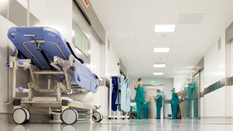 Το ΕΣΥ πενθεί μια ακόμη νοσηλεύτρια – Τέσσερις νύχτες δουλειάς και ένα ρεπό που έγινε τραγωδία