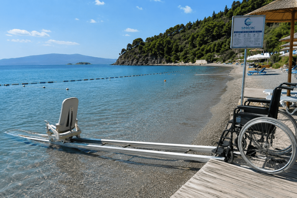 Η θάλασσα δίπλα, η πρόσβαση μακριά: Ροβιές και Καλοχώρι αφήνουν τα ΑμεΑ στην άκρη