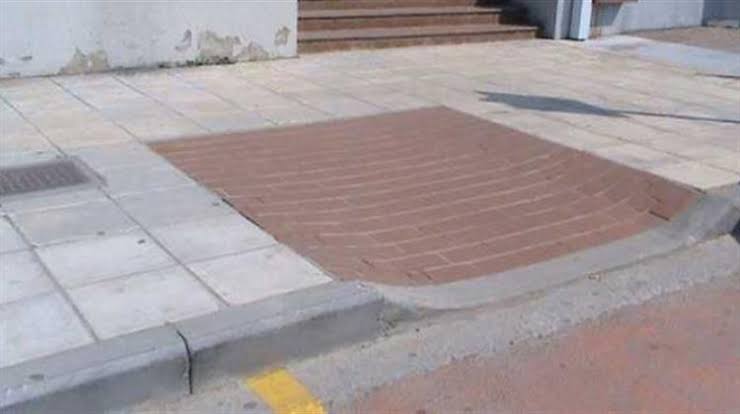 Κάτω από τη βάση οι δήμοι και τώρα δείχνουν τους πολίτες για τα διαλυμένα πεζοδρόμια