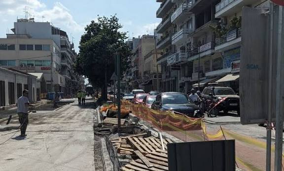 Χαλκίδα: Λεωφορεία στη μέση του δρόμου, ΙΧ στις στάσεις και ένα κυκλοφοριακό χωρίς κανόνες