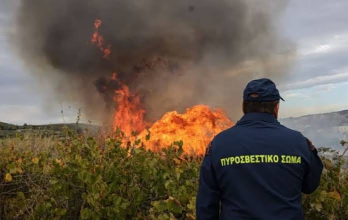 Στερεά Ελλάδα σε κόκκινο συναγερμό – Νεκρός εργάτης, φωτιές, συλλήψεις και μια Χαλκίδα με ανοιχτά μέτωπα