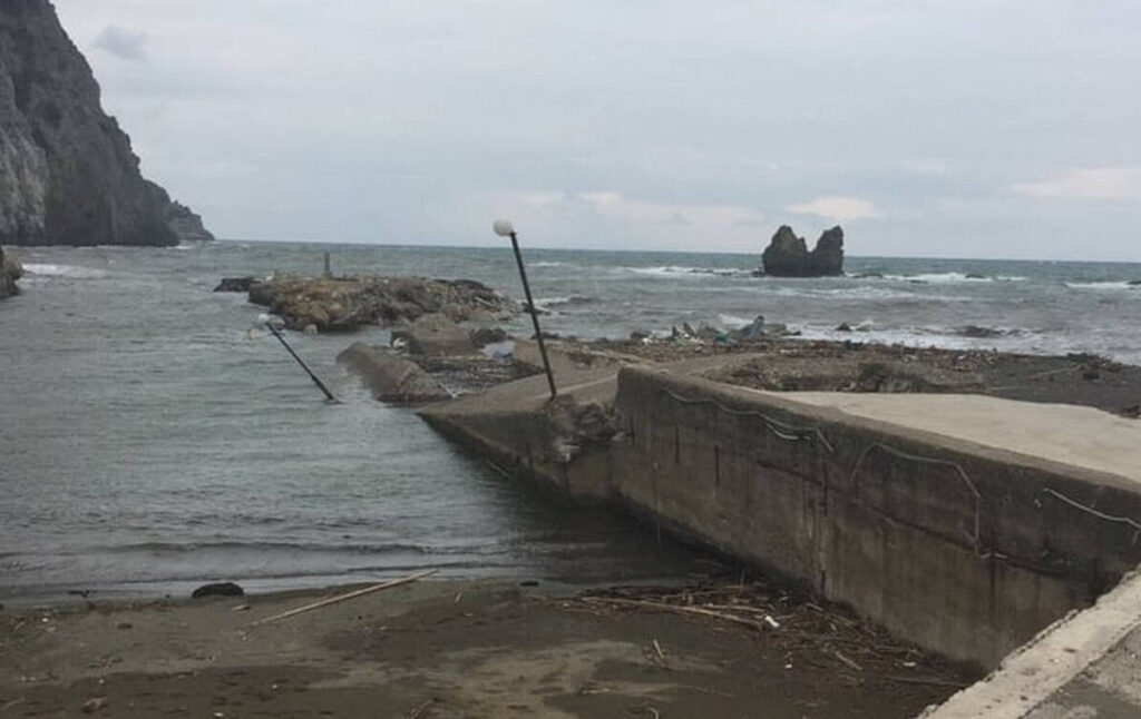 Η κακοκαιρία έκλεισε το λιμάνι του Μαντουδίου για το «Speedrunner Jet 2»