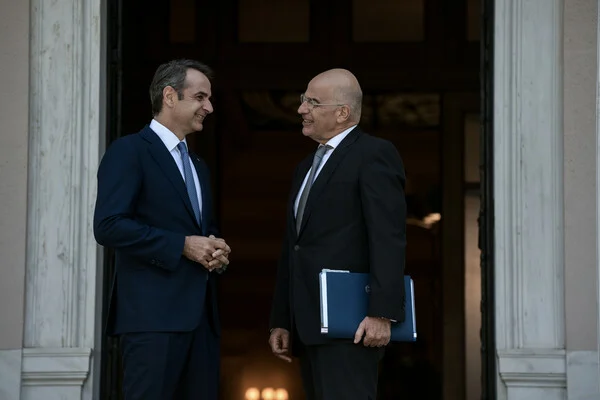 Μην πέσετε στην παγίδα: Το σενάριο της «εθνικής σωτηρίας» με τον Δένδια στο Μαξίμου
