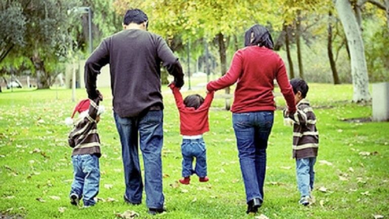 Η Ελλάδα χωρίς παιδιά: Γιατί κατρακυλούν οι γεννήσεις και αδειάζει η χώρα