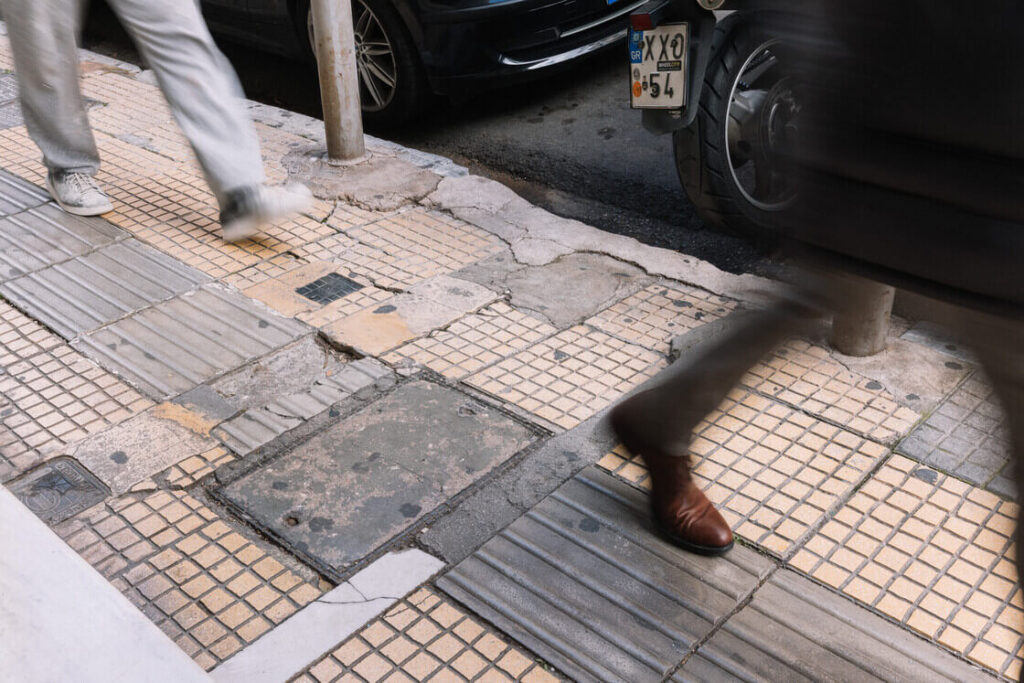 Πεζοδρόμια-παγίδες και δρόμοι-μπαλώματα: Το κράτος αποφασίζει, οι δήμοι πληρώνουν