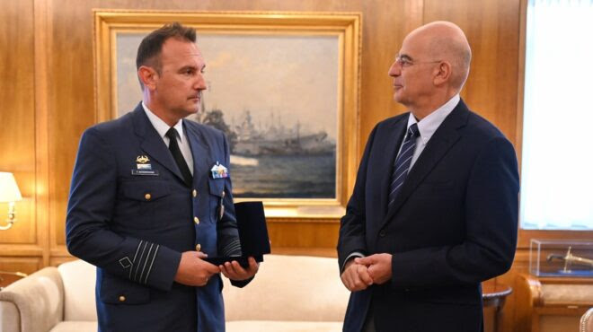 Εύσημα Δένδια στον χειριστή του F-16 που έκανε αναγκαστική προσγείωση στη Ζάκυνθο