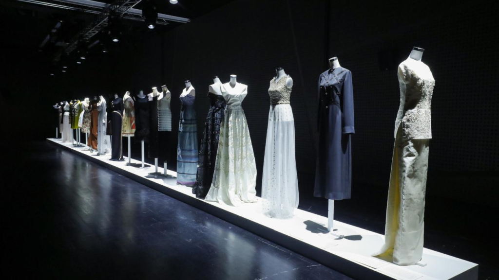 Haute Premiere – Υψηλή Μοδίστρα: Η δημιουργός Μαρία Διαμάντη αναδεικνύει τις πρωτοπόρες γυναίκες που άλλαξαν την ιστορία της μόδας