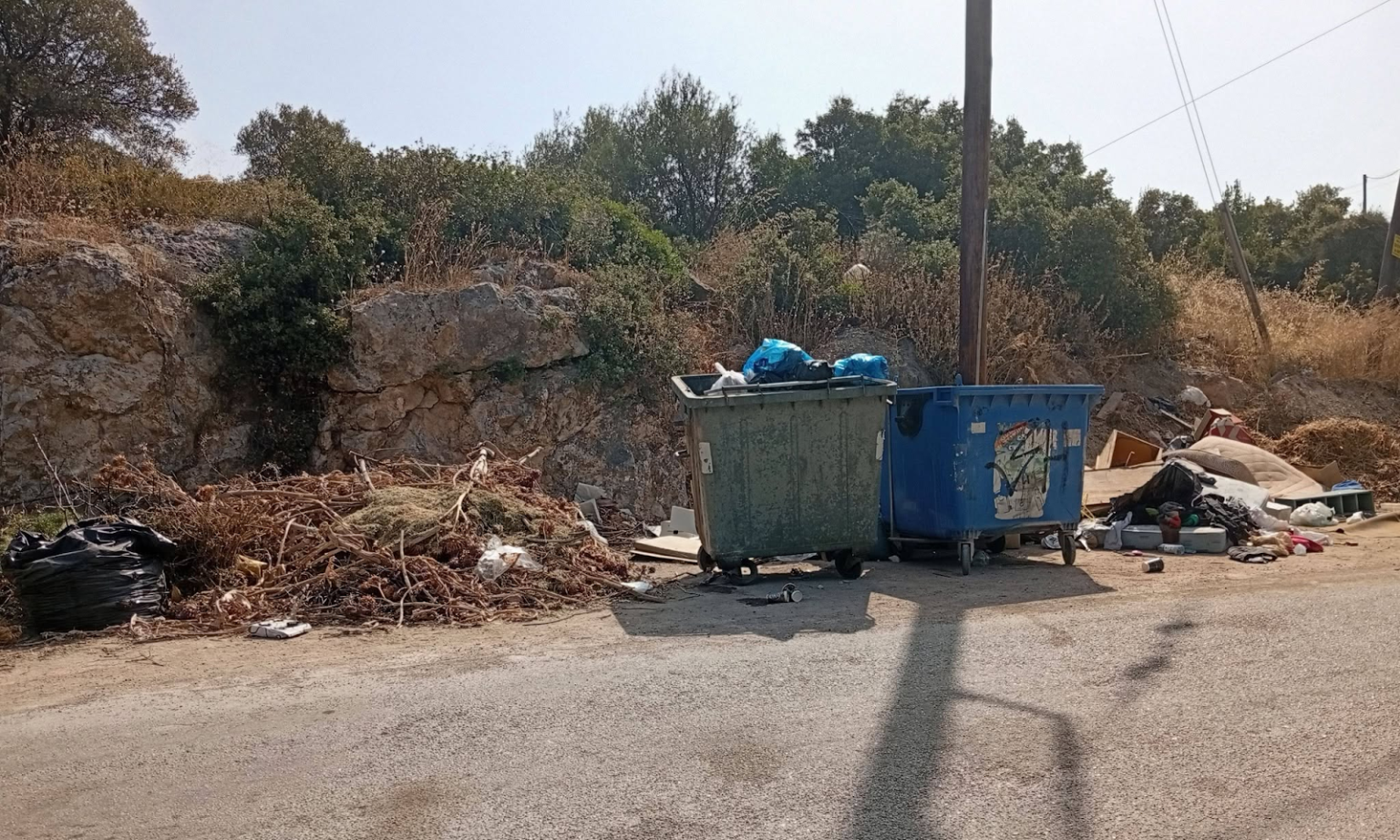 Νέα Αρτάκη: Σκουπίδια και εγκατάλειψη στην είσοδο της πόλης, παραμονές της Αγίας Παρασκευής