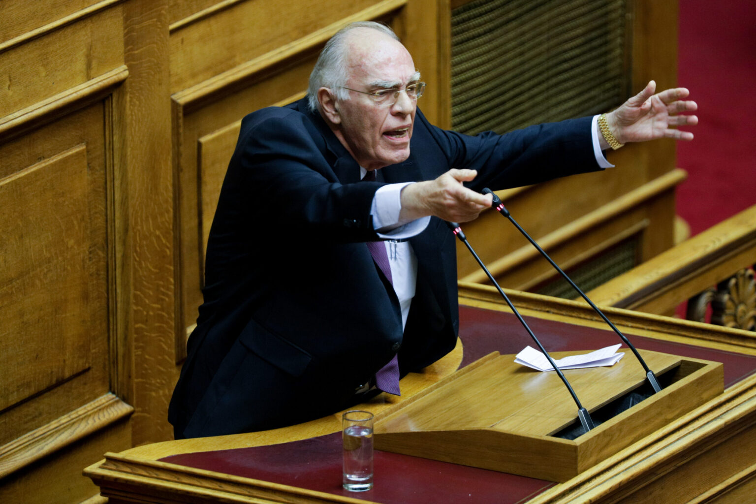 Βασίλης Λεβέντης: Το πιο βαρύ στεφάνι στην κηδεία του ήταν η απουσία τους
