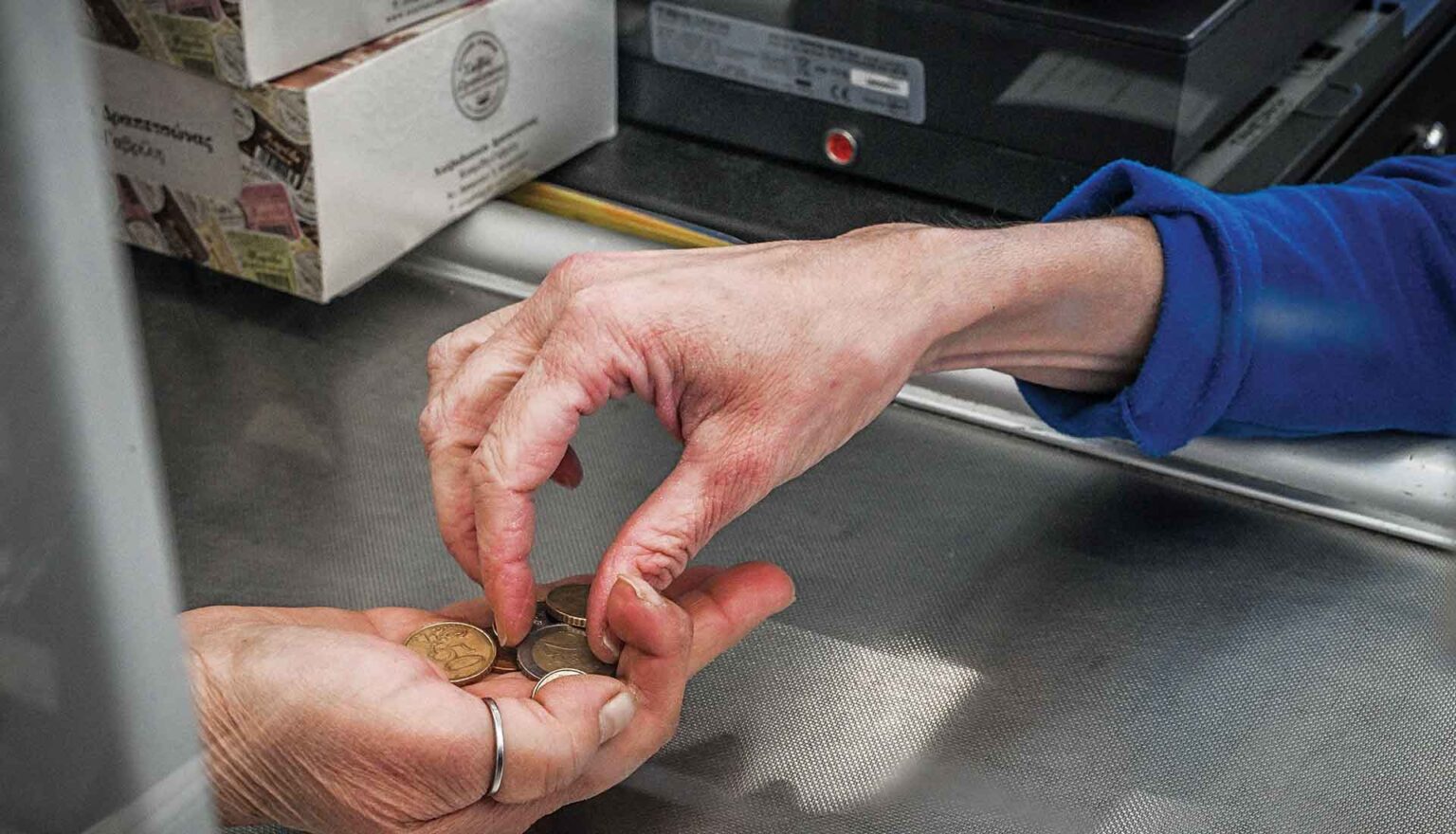 Υπερπλεονάσματα πάνω στην ακρίβεια: το κράτος εισπράττει, η κοινωνία στεγνώνει