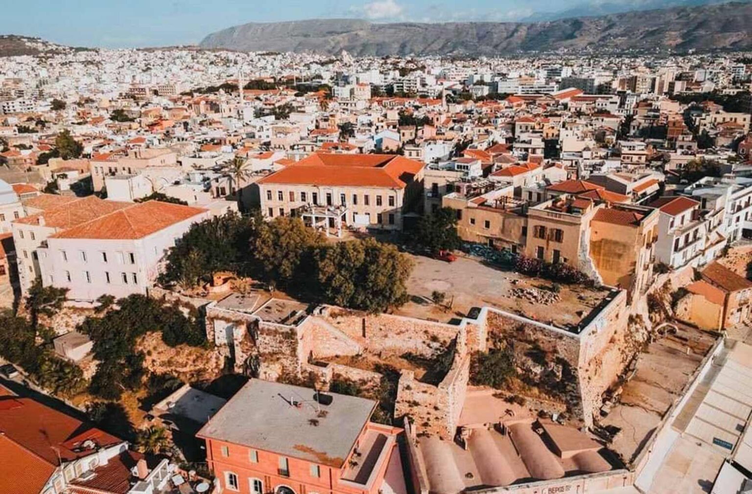 Λόφος Καστέλι: Τέλος στην ξενοδοχοποίηση της Μεραρχίας – Η κοινωνία των Χανίων έσπασε τον «μονόδρομο»