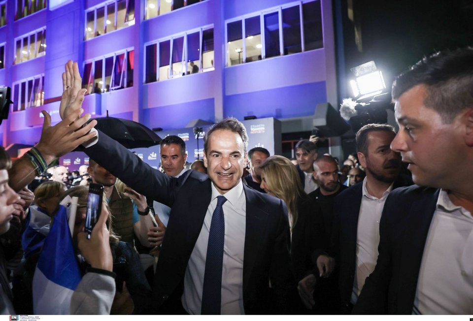 Η ΝΔ άρχισε να τρώει τις σάρκες της – Οι «βαρόνοι» ακονίζουν μαχαίρια, ο Σαμαράς χτυπά από δεξιά και ο Καραμανλής γυρίζει την πλάτη