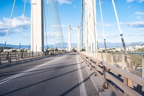 Χαλκίδα: Πυροτεχνήματα στον ουρανό, κρατήρες στους δρόμους