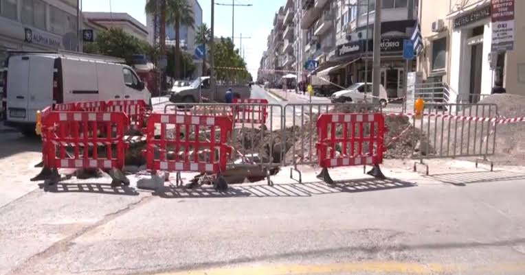 Χαλκίδα: Έσπασαν οι αγωγοί, τώρα «σπάει» η πόλη – Ένας μήνας αναμονή και κυκλοφοριακός Γολγοθάς