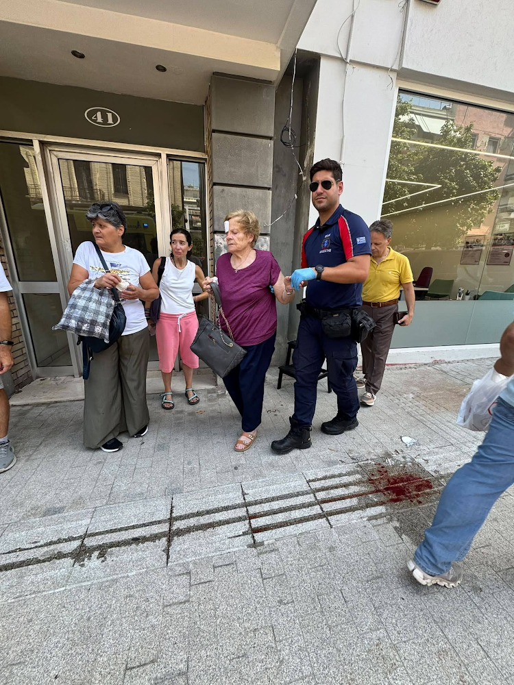 Ηλικιωμένη έπεσε και τραυματίστηκε σε καινούργιο δημόσιο πεζοδρόμιο – Ποιος θα αναλάβει την ευθύνη;