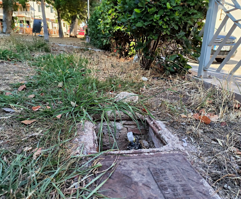 Πλατεία Φριζή: Τρεις τρύπες παραμένουν ανοιχτές σχεδόν έναν μήνα