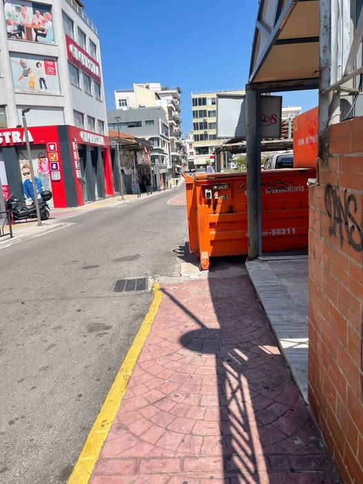 Χαλκίδα: Πορτοκαλί κάδος κλείνει το πεζοδρόμιο στην Παπαναστασίου – Παγίδα δίπλα στο δημοτικό πάρκινγκ