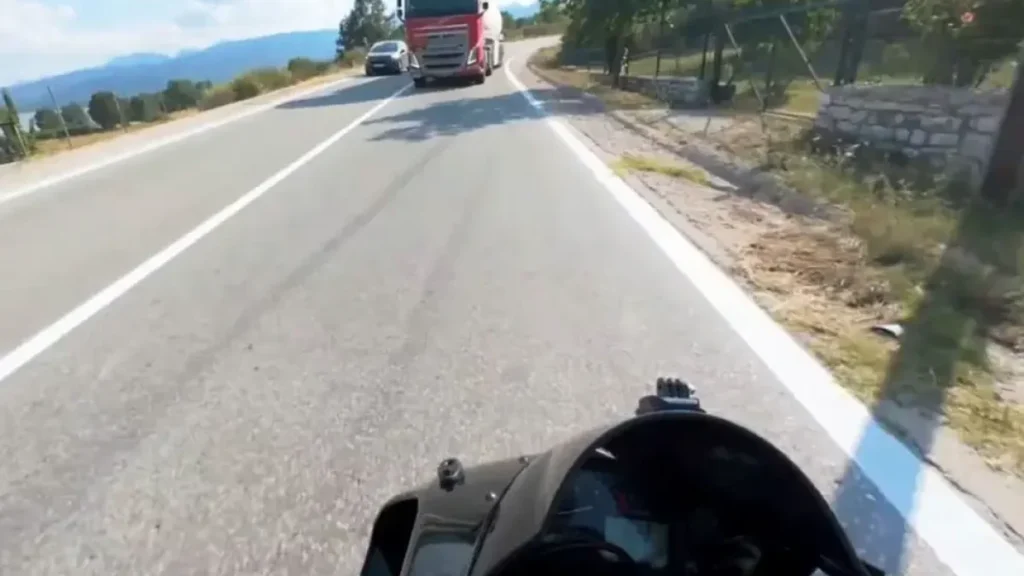 Κρίμα να πεθάνω στα 25: Ο οδηγός της μηχανής γλίτωσε από βυτιοφόρο