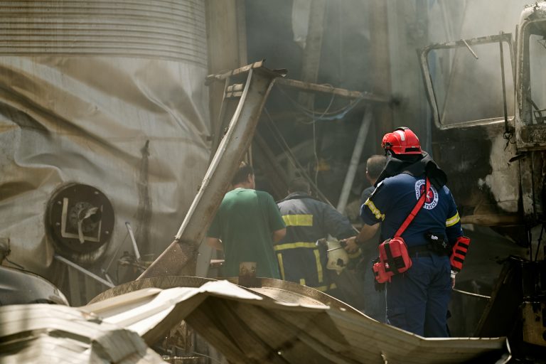 Συναγερμός στο Βαθύ: Υπό έλεγχο η φωτιά σε εργοστάσιο χημικών και χρωμάτων