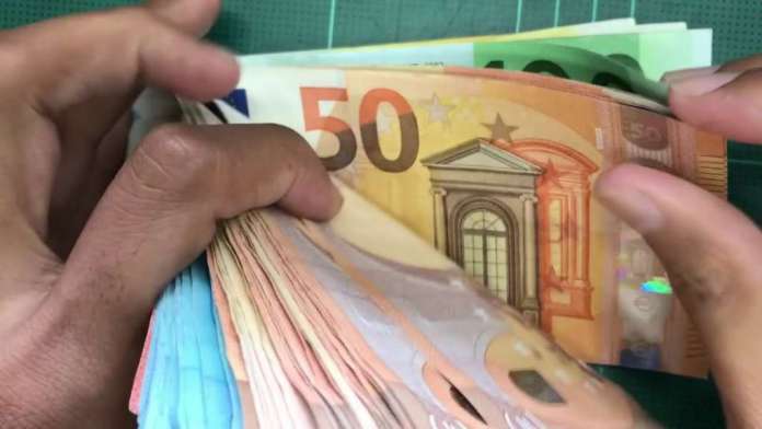 Τα λεφτά αλλάζουν κωδικό, οι πολίτες τρώνε δελτίο Τύπου