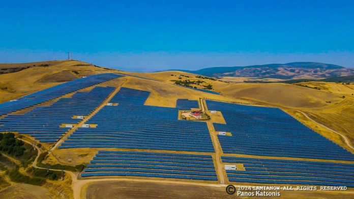 Δομοκός: Πάνω από 2 GW φωτοβολταϊκών έως το 2027 — Πράσινη ανάπτυξη χωρίς χωροταξικό φρένο