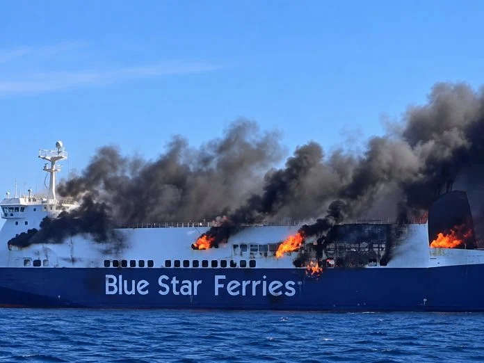 BLUE CARRIER 2: Περιορίζεται η φωτιά ανοιχτά της Μυκόνου – Συνεχίζεται η μάχη στα γκαράζ