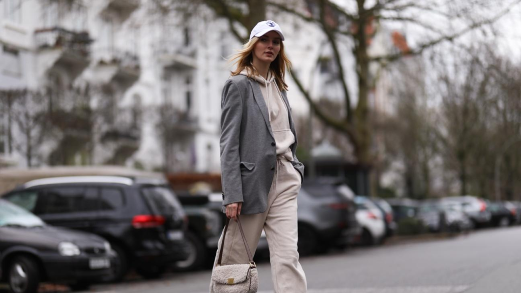 Blazer και φούτερ: Το στιλιστικό δίδυμο των 00s επιστρέφει πιο stylish από ποτέ