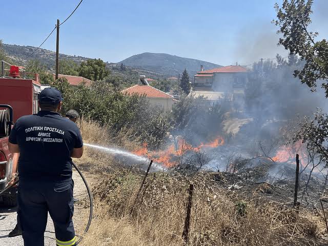 Εύβοια: Από τις εκκενώσεις στην Κάρυστο στη φωτιά δίπλα σε σπίτια στον Πάλιουρα