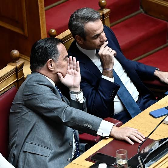Μαξίμου σε δύο μέτωπα: Ο Άδωνις απαντά με «γελοιότητα», ο Μητσοτάκης καλύπτει τη Ζαχαράκη