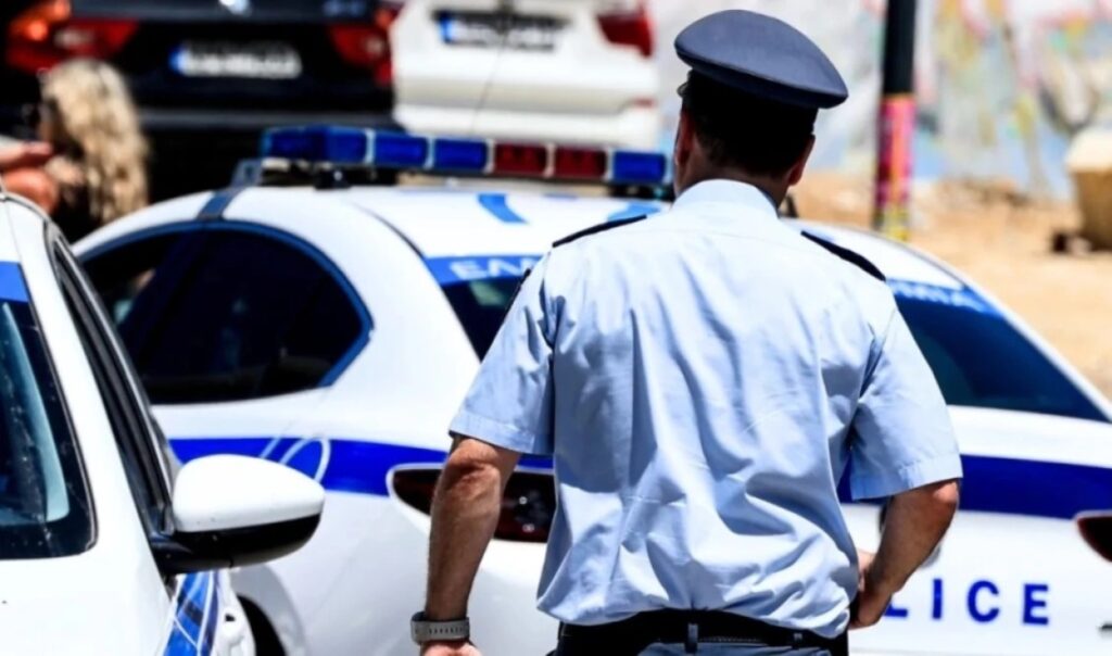 Καρπενήσι: Αστυνομικός παγίδευσε τηλεφωνικούς απατεώνες — δύο συλλήψεις έξω από την πολυκατοικία