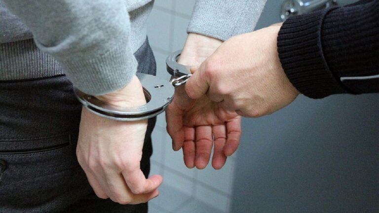 Νέα Αρτάκη: Δύο συλλήψεις μετά από επεισόδια σε κατάστημα και στον δρόμο προς τα Ψαχνά