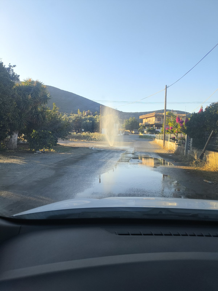 Νέα Αρτάκη: Το νερό… «ποίημα», όπως πετάγεται!