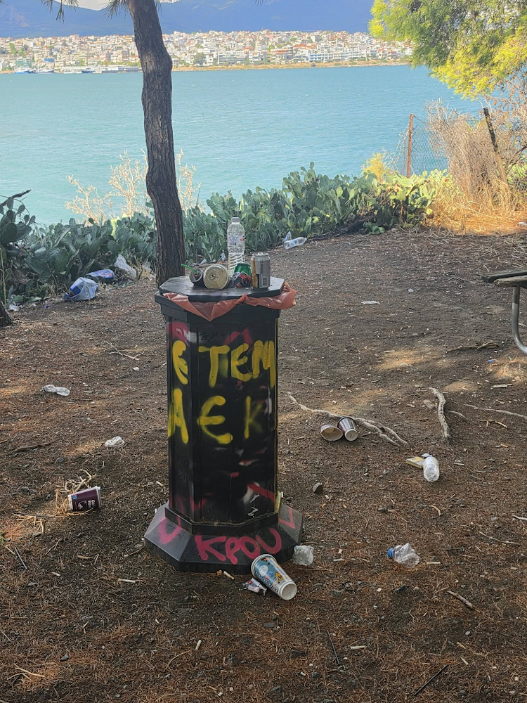 Πάρκο Φάρου: Σκουπίδια κάτω από τα πεύκα και πυροσβεστικός εξοπλισμός σε εικόνα διάλυσης