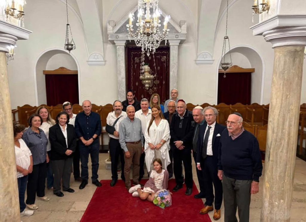 «Υπάρχουν μέρη όπου μπαίνεις σε έναν χώρο προσευχής και μέρη όπου νιώθεις πως μπαίνεις σε χιλιάδες χρόνια εβραϊκής ιστορίας