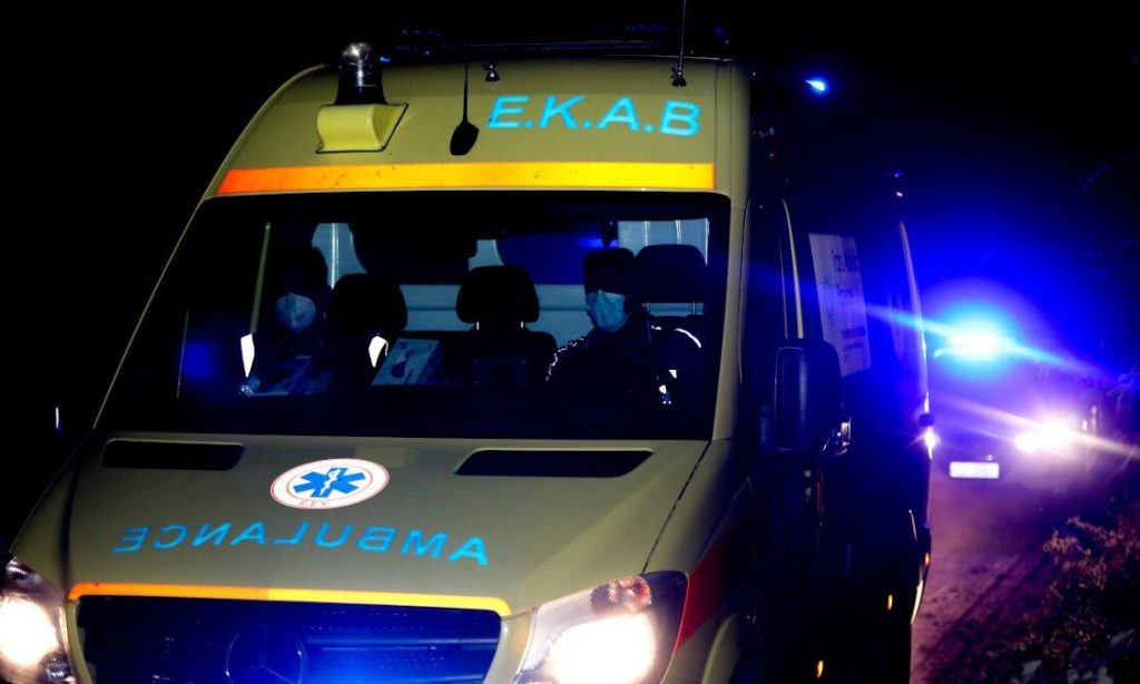 Θήβα: Καταγγελία για 45 λεπτά αναμονής και μεταφορά ασθενούς με περιπολικό