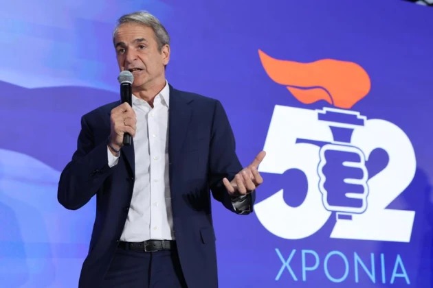 Ο πυρσός της ΝΔ «καίει» τον Μητσοτάκη: Η ιστορία δεν προσφέρει πολιτική ασυλία
