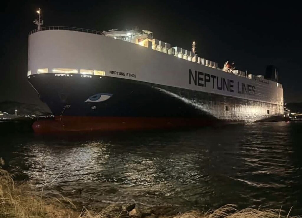 Σαλαμίνα: Προσάραξε το «Neptune Ethos» – Τρία ρυμουλκά στην επιχείρηση αποκόλλησης