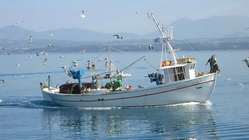 Μηχανότρατες δεμένες, αλιείς σε απόγνωση: Το πετρέλαιο απειλεί να ακυρώσει τη σεζόν