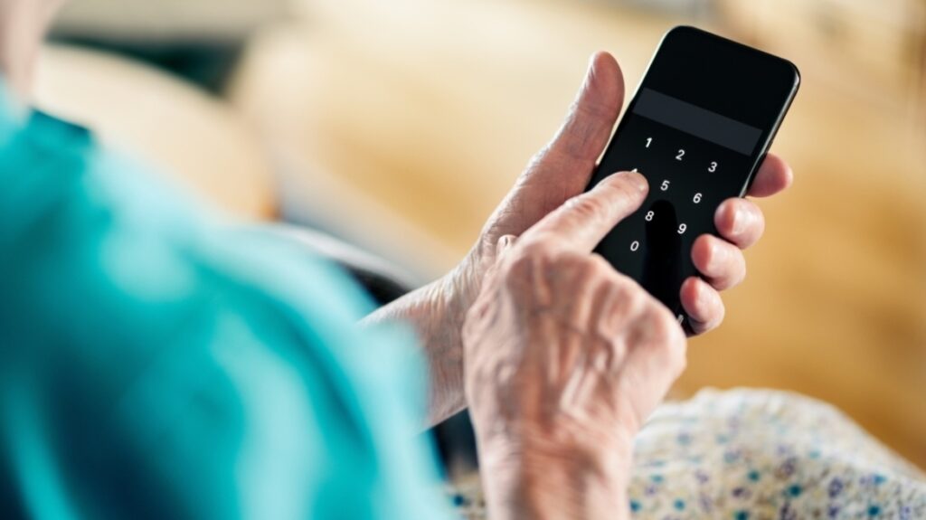 Αρκαδία: Παρίσταναν τους αστυνομικούς και έπεισαν 70χρονη να τους ακολουθήσει με χρήματα και χρυσές λίρες